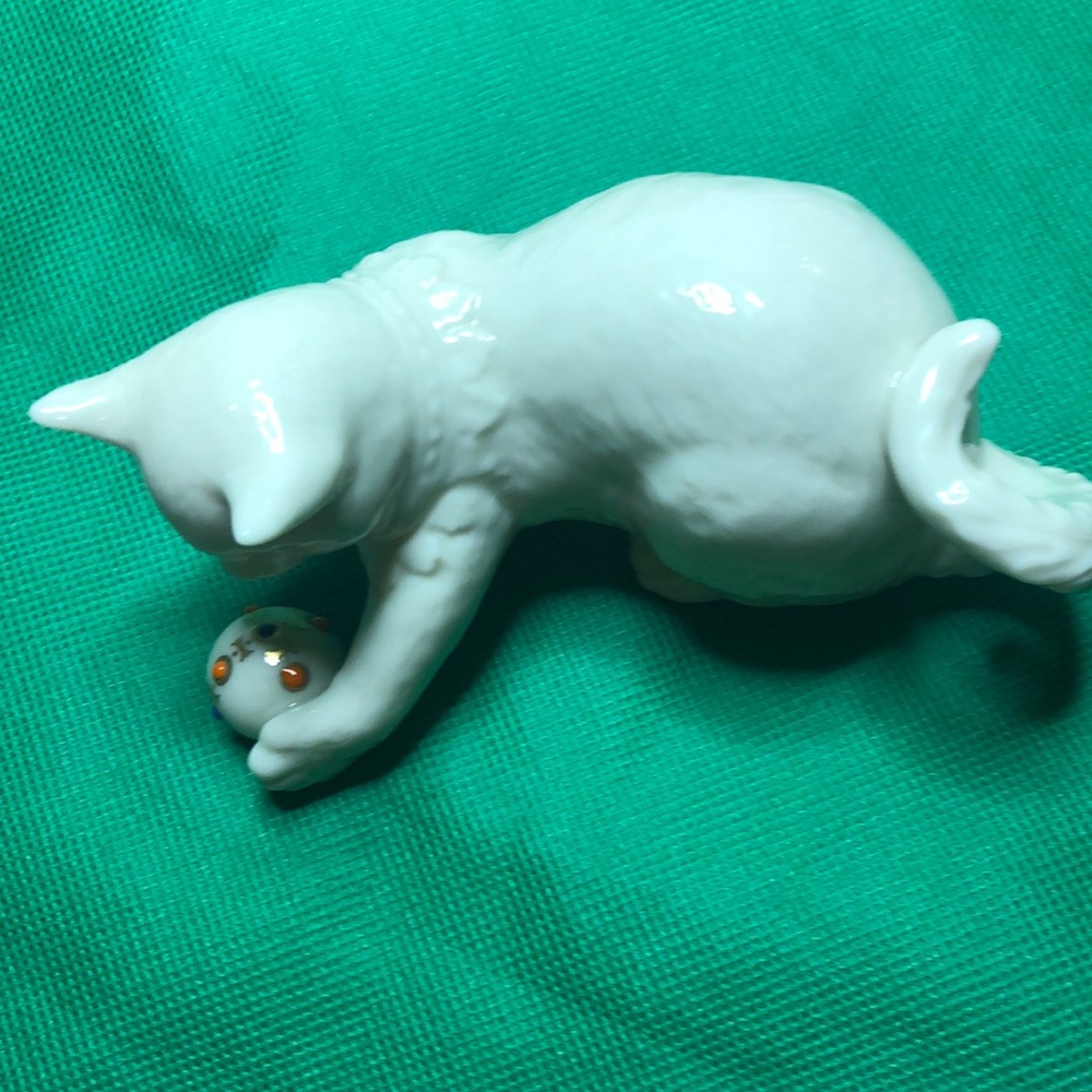Vintage from the 1991’s Bone China Cat playing